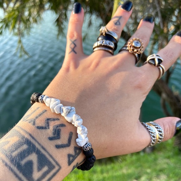 π΄ Genuine howlite & lava rock bead bracelet - Picture 6 of 12